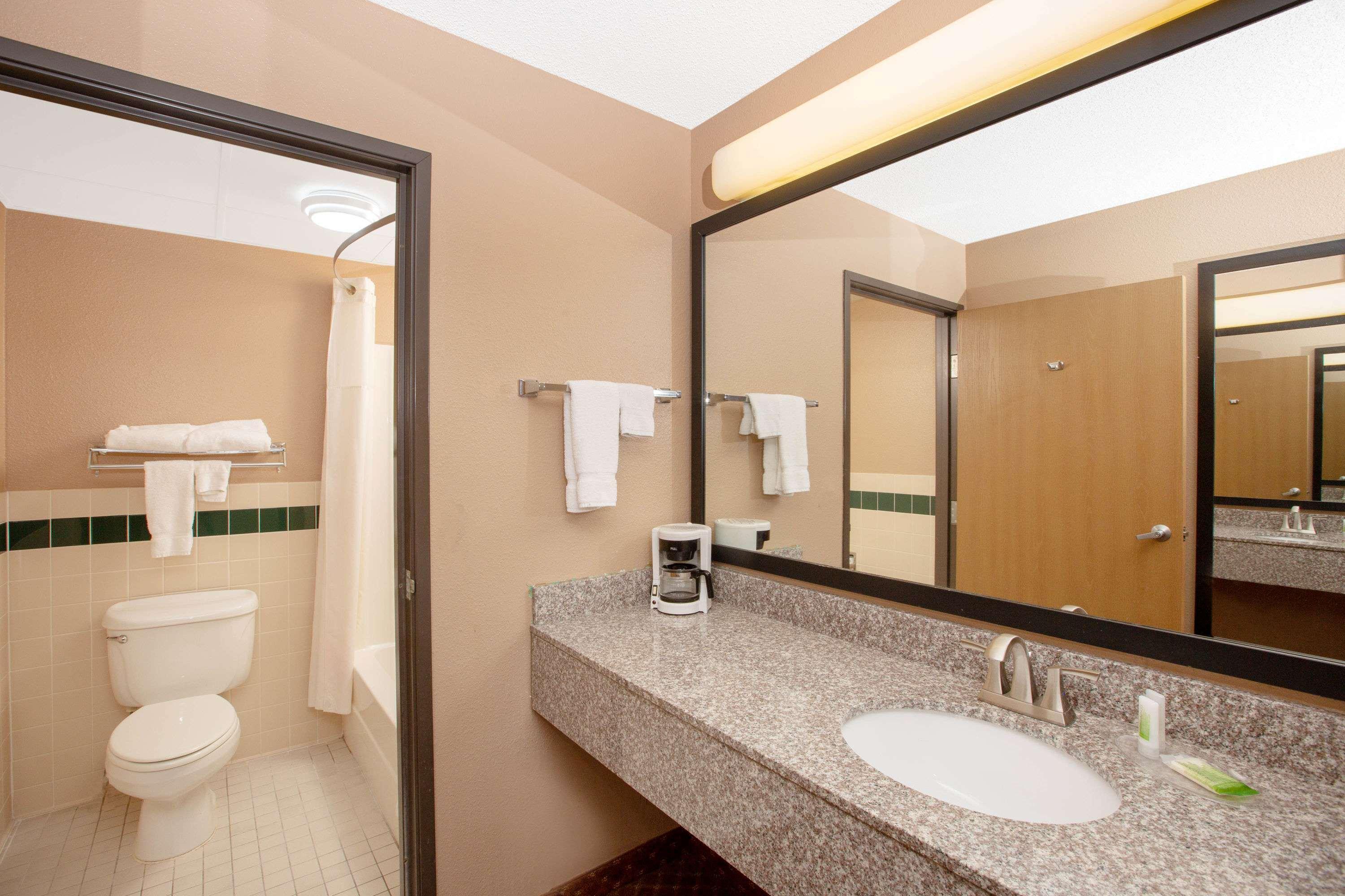 Americinn By Wyndham Coralville Exterior photo